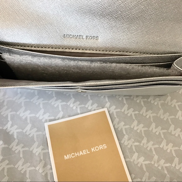 LAST 1 ⭐️ Authentic MK silver leather flat wallet - Picture 4 of 7